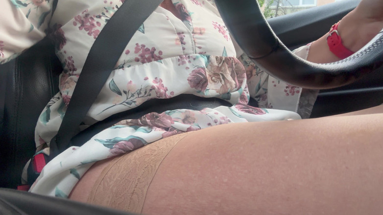 Step Mommy: O soție matură sexy elegantă își arată picioarele sexy în ciorapi în timp...