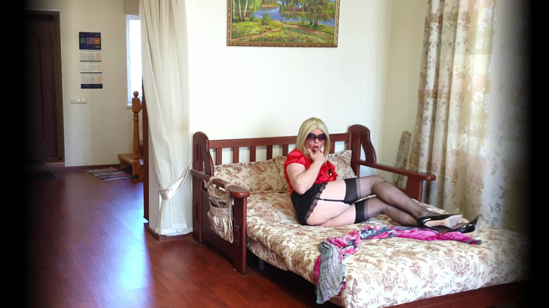 Sissy Stella: Si blonde &amp; stoking yang menakjubkan
