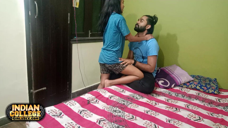 Hindi-Sex: Soczysta 18-letnia chuda dziewczyna Desi zerżnięta przez indian Hunk