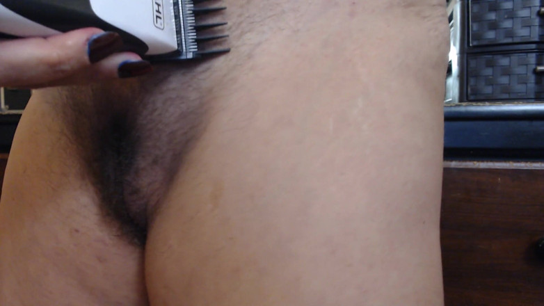 Abby Anna: Buzzing my hairy big bush