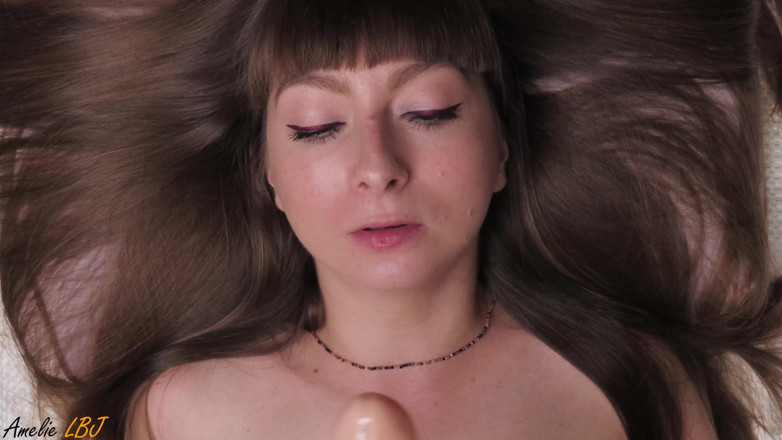 Amelie Dubon: Une fille suce un jouet sexuel et fantasme sur une...