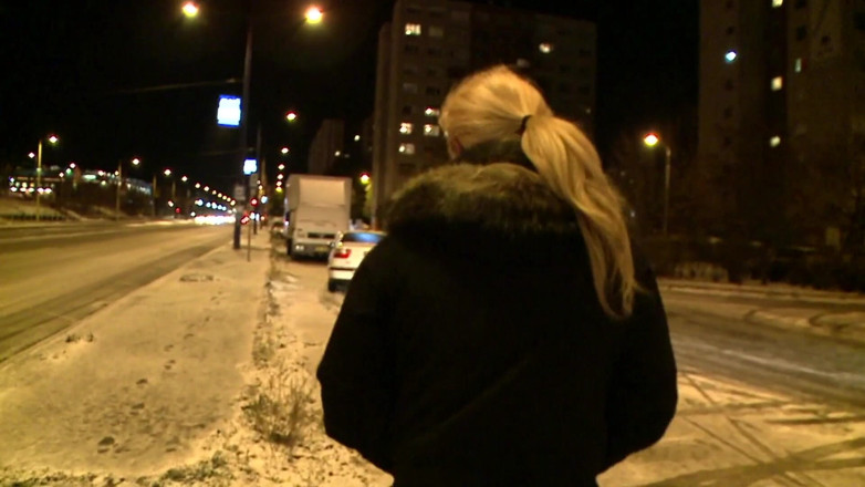 MMV Deutschland Porno: Sexy nadržená blondýnka mu saje ptáka venku v POV