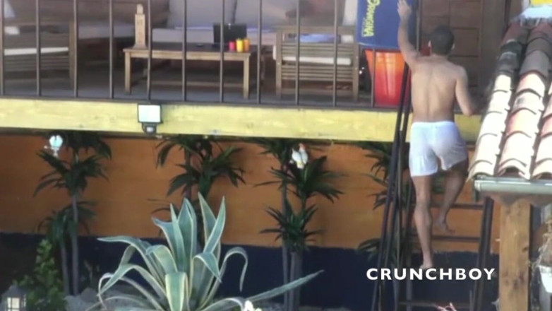 STRAIGHT BOY CURIOUS: Straigth oso árabe muestra su enorme cokc en exhib al aire...