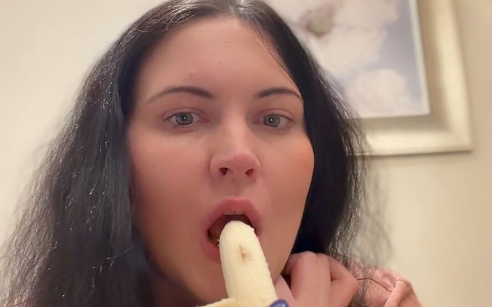 MissFFW: 吃香蕉并问你是否希望那是你的鸡巴
