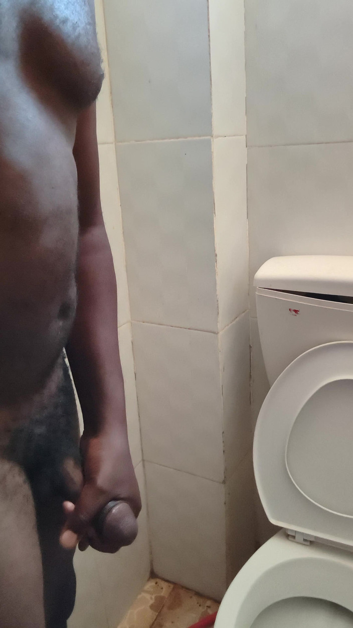 Kenyandick: Sólo zralý muž honí svého černého ptáka v koupelně a uvolňuje...