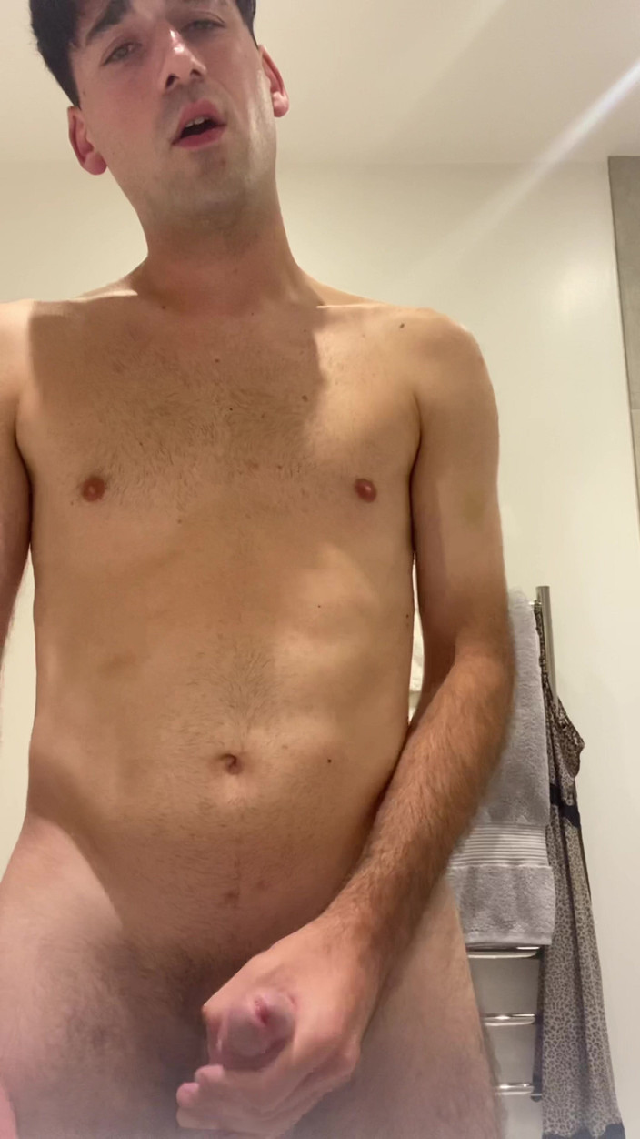 HornyDom: Nadržený hetero chlap masturbuje svého tlustého ptáka a jí své...