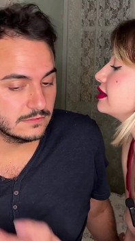 Non-stop lippenstift kust over zijn hele gezicht