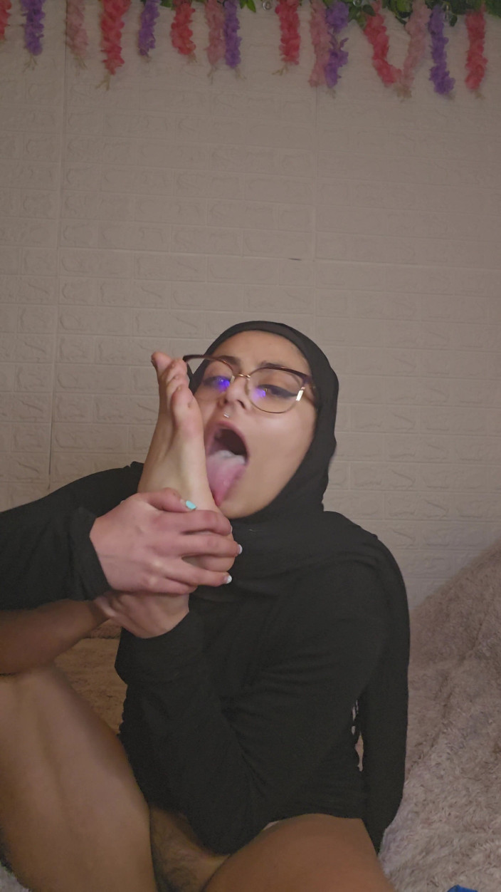 MiaNIqab: Sucking My Feet and Anal Dildo Mia Niqab