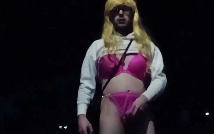SissyschlampeVanessa: Versaute Sissy masturbiert riskant auf der straße in der Öffentlichkeit