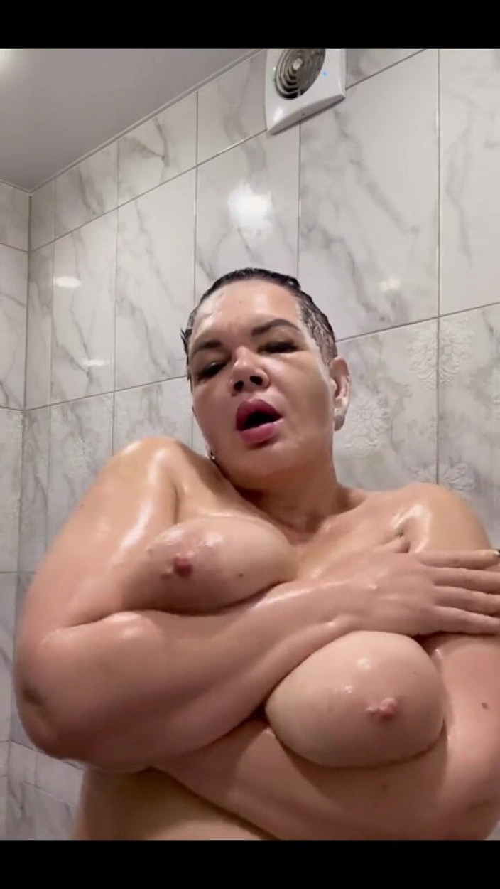 KarmenMilf: Ich spiele unter der dusche ️️️).