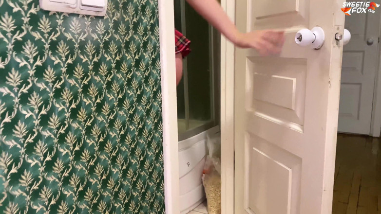 Sweetie Fox: Stepbrother burst into the toilet and facefuck college girl - cum...