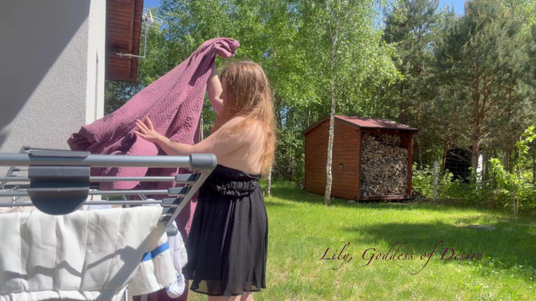 Lily, Goddess of Desire: Nová dospívající sousedka věší prádlo a ví, že se na ni...