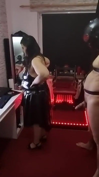 女主人脱下玫瑰花蕾滴水的蒙面奴隶崇拜