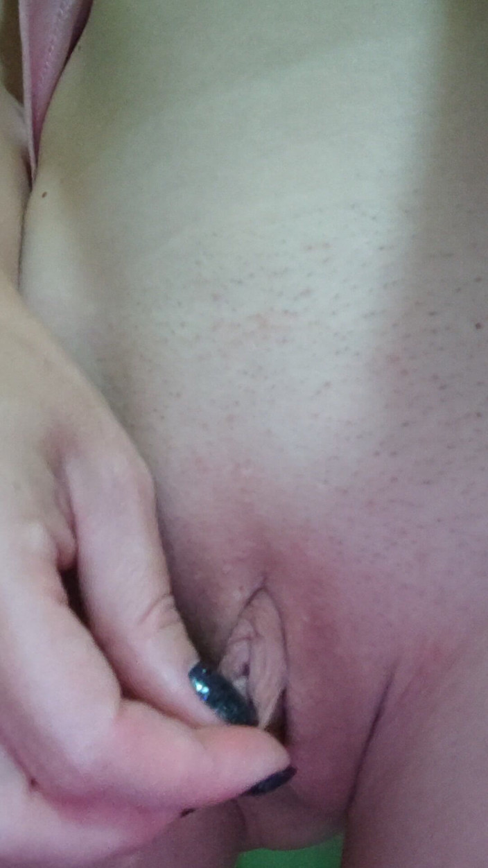 Risky Hairy Couple: Une MILF en rose s’assoit sur ton visage