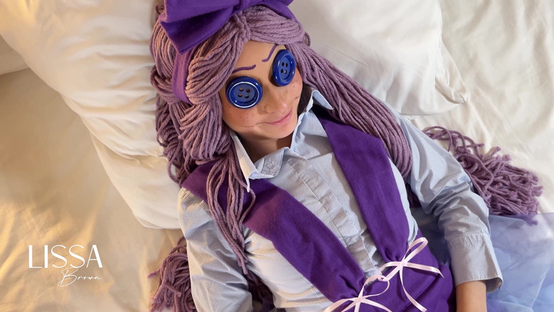 Lissa Brown: Ты купила новую тряпижную куклу для твоей кровати