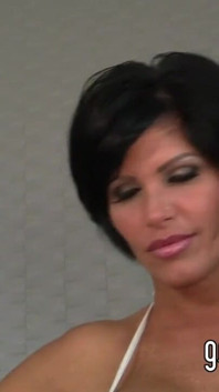 Bystiga milf Shay Fox strippar av sexig silver bikini och badar i duschen