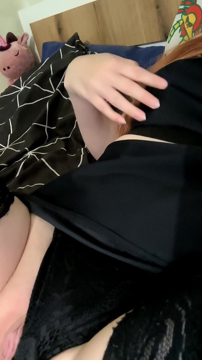 Viki extra pussy: Se masturber secrètement du gars pendant qu’il joue