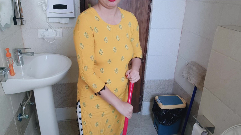 Saarabhabhi6: 印度 kamwali 与男孩发生性关系，因为从钱包偷钱印地语音频