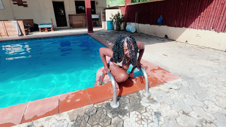 Black Swan: 勉强在泳池边做爱