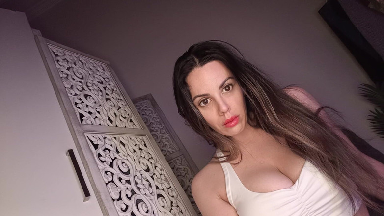 Annika Rain: Baldız kalmaya geliyor