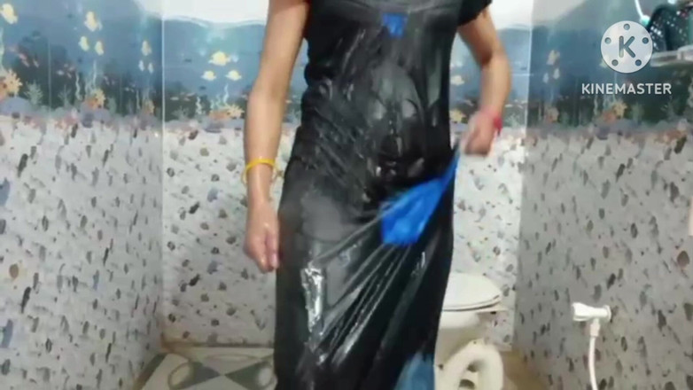 Ankurpriya000: Văzând-o pe Didi făcând baie, pula socrului s-a ridicat sora...