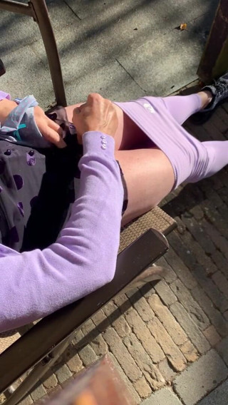 Louise: Sborra su leggings viola