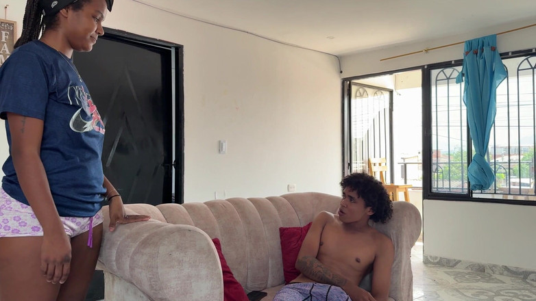 CarlitosSexxx: Ma jolie demi-sœur noire se masturbe. Je l’ai surprise avec...