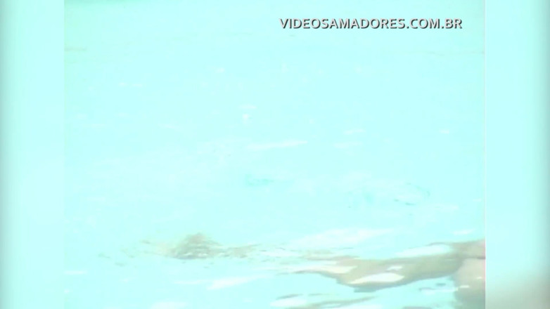 Amateurs videos: Uninhibited girls enjoying sunny day by the pool