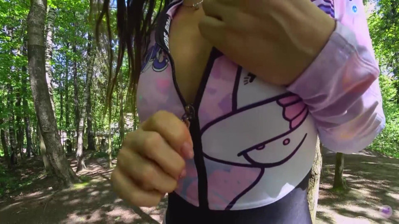 JK_Fox: Linda garota caminha e se despi no parque