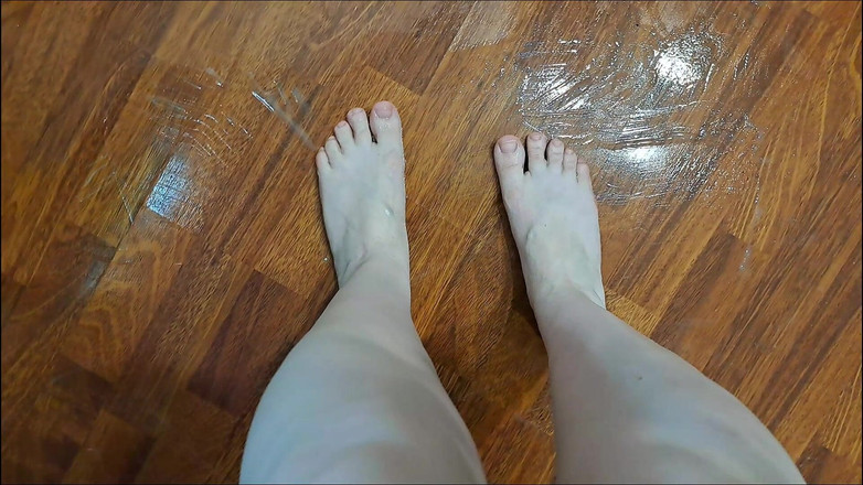 Lady Inari: Menunggang di atas kerusi di atas lantai sabun yang direndam