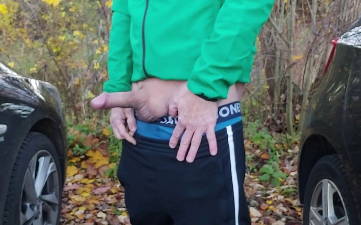 Funnyboy-Ger: Honím si neobřezaného ptáka na parkovišti pro dojíždět. Bohužel, člověk se...