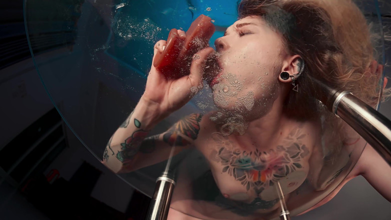 Karneli Bandi: Sărind pe pizda strâmtă a mesei de sticlă