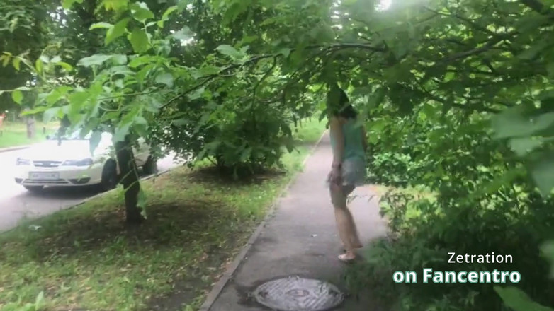 Zetration: Prachtige brunette speelt stout in je park zonder slipje!