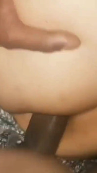젖탱이와 보지를 핑거링하는 발정난 밀프