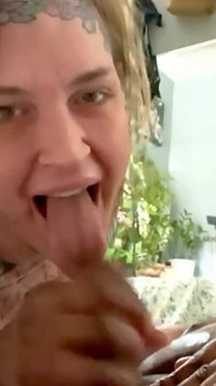Une belle trans suce une bite à gros papa8inchz