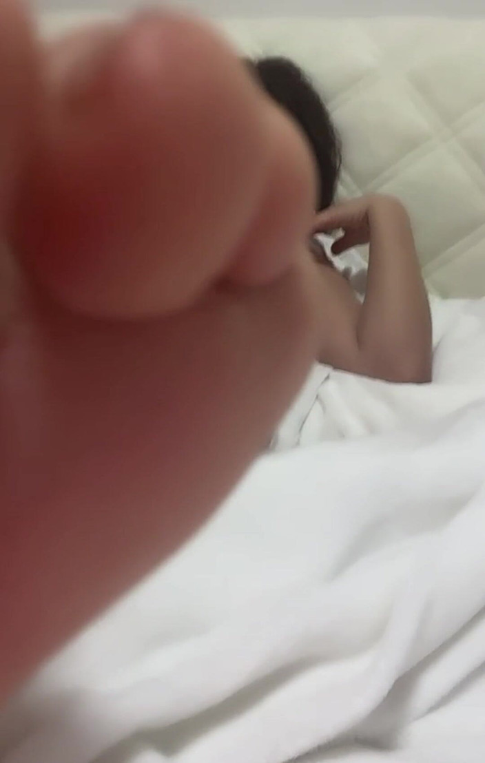 Lulu Wild: Lulu wild xoxo - allargando la mia piccola figa per te,...