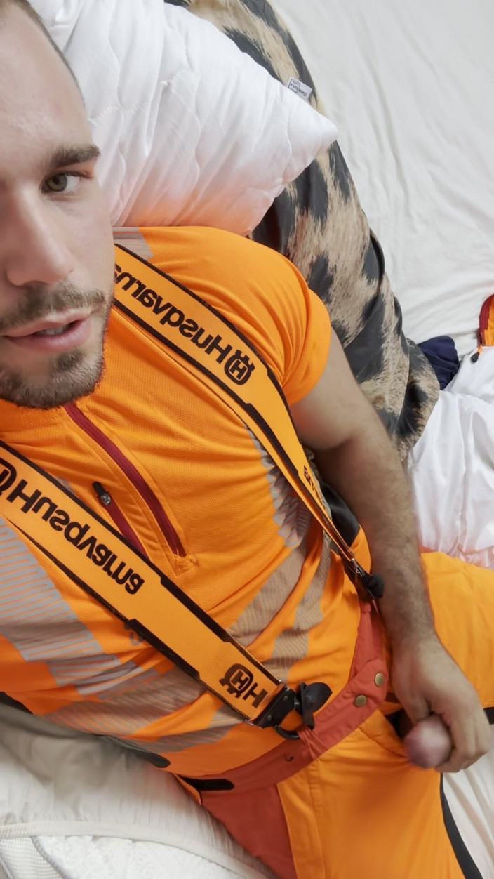 Tyler Blake: Holzfäller in Hivis Wichst Seinen Riesigen Schwanz Und Seine Muskelanbetung