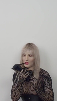 Loira crossdresser provocando em bodystocking e gozando muito