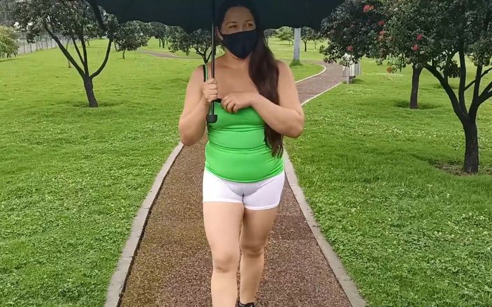 Valery Saenz xxx: Aku lagi asik jalan-jalan di taman hujan sambil pamer seponganku