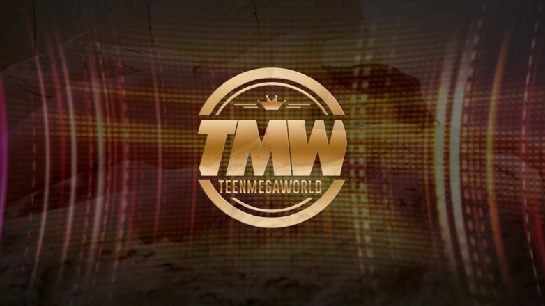 Teen Mega World: Une adorable fille triste joue avec sa chatte pour lui...