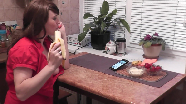 XXX-Platinum: Cucina sexy matrigna milf senza mutandine mangia banana, frutta, si...
