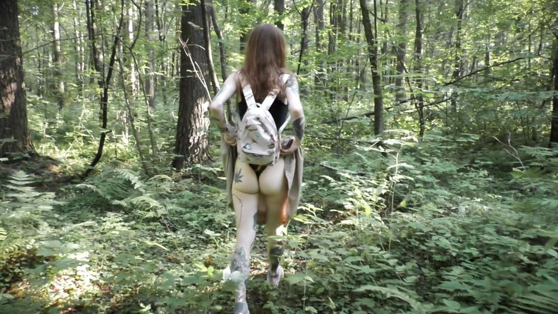 Elena Ginger: Tengere Ginger masturbeert en spuit in een openbaar park