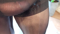 Kinky Guy: Bir adam çiş sesiyle kırık külotlu çorapla işiyor!