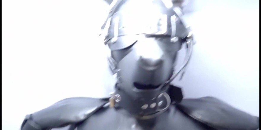 OrangeXXOO: Latexová oděná služka