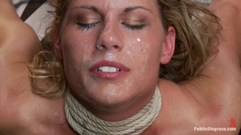Public Disgrace by Kink: Une star du porno blonde à gros nichons se fait enculer...