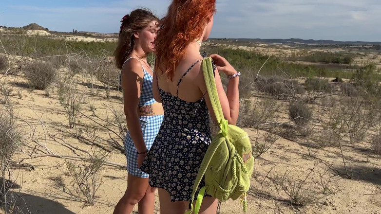 Sheryl X Sinclair: Exclusivo: Duas meninas andando nuas ao ar livre em Converse!