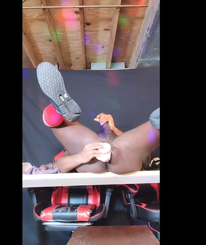 Blkbamaboi73: Vibratoare uriașe care fut fotbal păros și holed jucând stripper