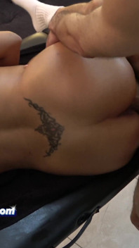 마사지 침대에서 바람피는 결혼한 마누라를 위한 찐 비명 오르가즘