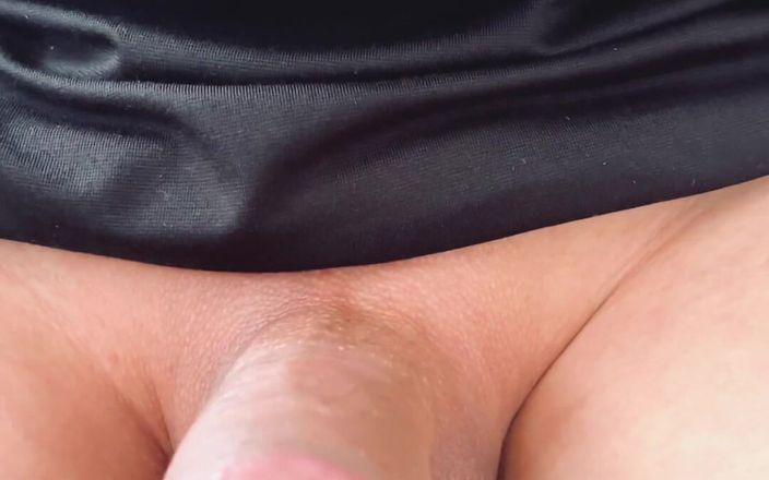 hueikun: Estirando la piel de mi pequeño prepucio sin pelo, erectándolo