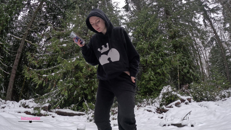 Destination Kat: Писяє в снігу